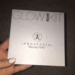 Anastasia Beverly Hills Gleam glow kit
